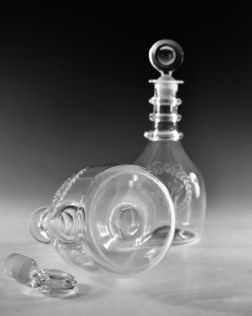 ANTIQUE GLASS PAIR OF PLAIN THREE RING DECANTERS ENGLISH C1820 - ADDITIONAL PHOTO 4