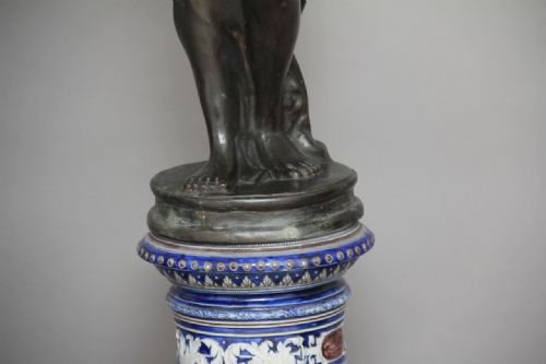 PAIR BRONZE FIGURAL LAMPS ON CHINA BASES - ADDITIONAL PHOTO 5