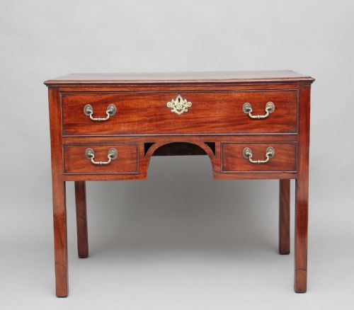 18th Century Mahogany Lowboy / Side Table