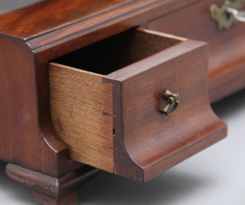 EARLY 19TH CENTURY MAHOGANY DRESSING TABLE - ADDITIONAL PHOTO 2