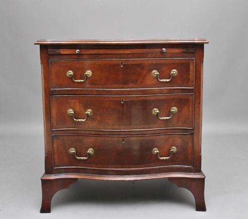 Early 20th Century Serpentine Chest of Drawers