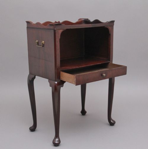 EARLY 20TH CENTURY MAHOGANY BEDSIDE CABINET IN THE GEORGIAN STYLE - ADDITIONAL PHOTO 1