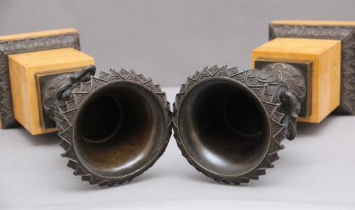 PAIR OF EARLY 19TH CENTURY BRONZE URNS - ADDITIONAL PHOTO 4