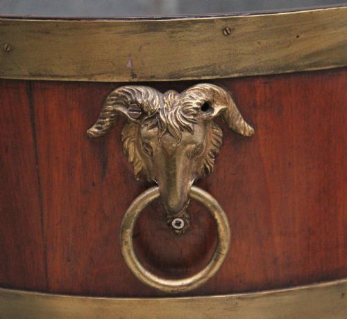 A HIGHLY DECORATIVE EARLY 19TH CENTURY MAHOGANY AND BRASS BOUND WINE COOLER - ADDITIONAL PHOTO 4