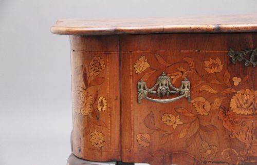 18TH CENTURY DUTCH MARQUETRY WALNUT SIDE TABLE - ADDITIONAL PHOTO 17