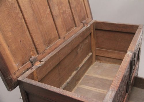 18TH CENTURY CARVED OAK MULE CHEST - ADDITIONAL PHOTO 6