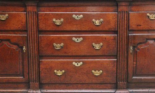 A GOOD GEORGIAN 18TH CENTURY OAK DRESSER - ADDITIONAL PHOTO 3