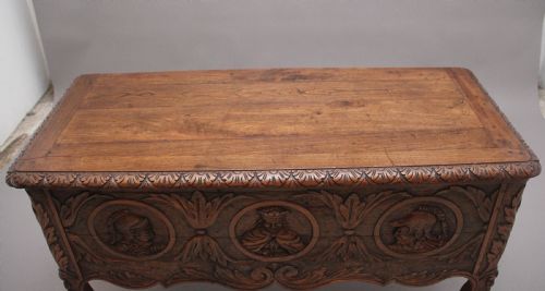 EARLY 19TH CENTURY FRENCH CARVED OAK COFFER - ADDITIONAL PHOTO 4
