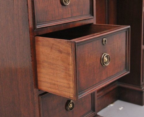 EARLY 19TH CENTURY MAHOGANY KNEEHOLE DESK - ADDITIONAL PHOTO 10