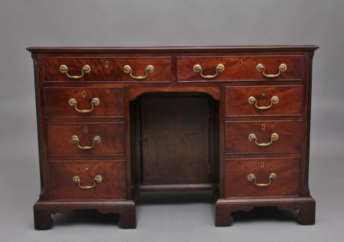 18TH CENTURY MAHOGANY KNEEHOLE DESK