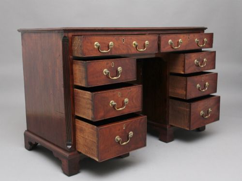 18TH CENTURY MAHOGANY KNEEHOLE DESK - ADDITIONAL PHOTO 5