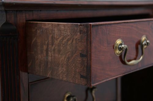 18TH CENTURY MAHOGANY KNEEHOLE DESK - ADDITIONAL PHOTO 11