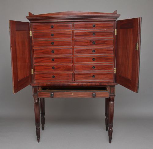 EARLY 19TH CENTURY MAHOGANY COLLECTORS CABINET - ADDITIONAL PHOTO 3