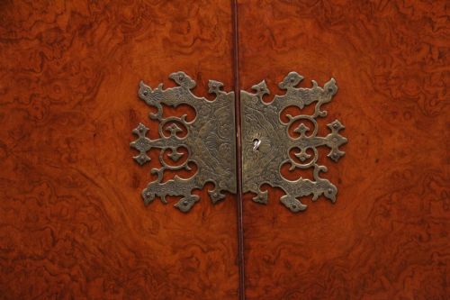 EARLY 20TH CENTURY BURR WALNUT DRINKS CABINET - ADDITIONAL PHOTO 7