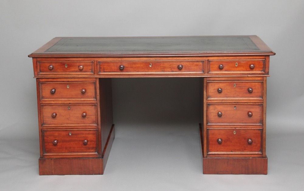 Pedestal desk