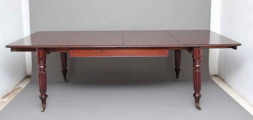 Early 19th Century mahogany two leaf dining table