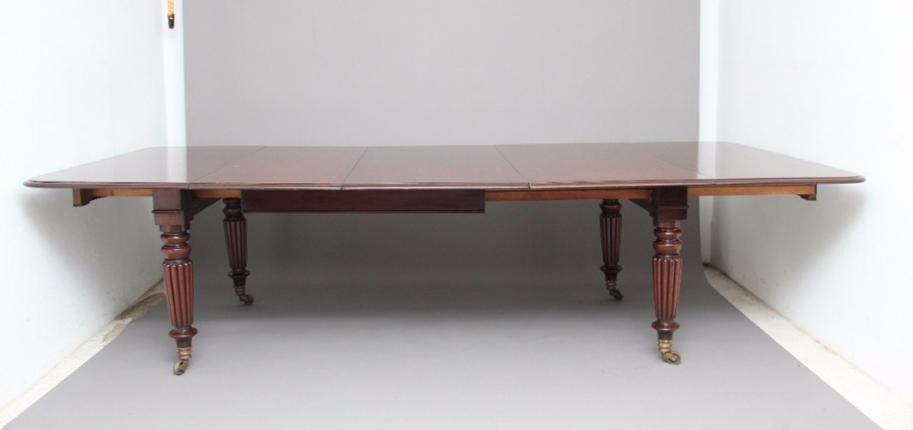 Early 19th Century mahogany four leaf dining table