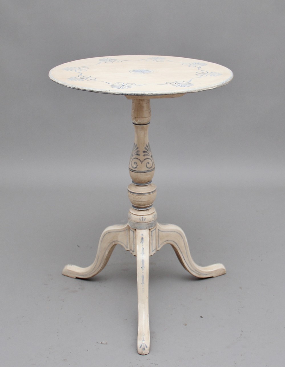 Decorative early 20th Century painted tripod table