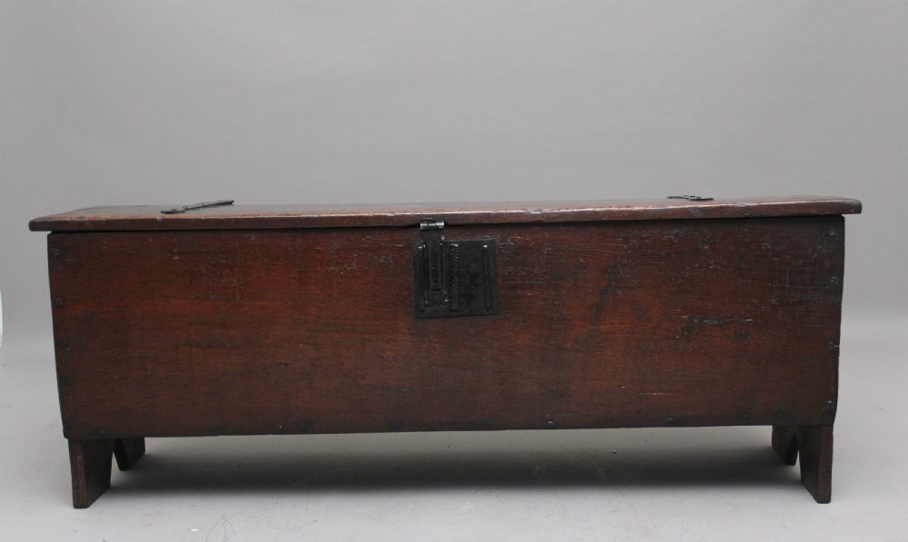 17th Century narrow oak coffer View IV