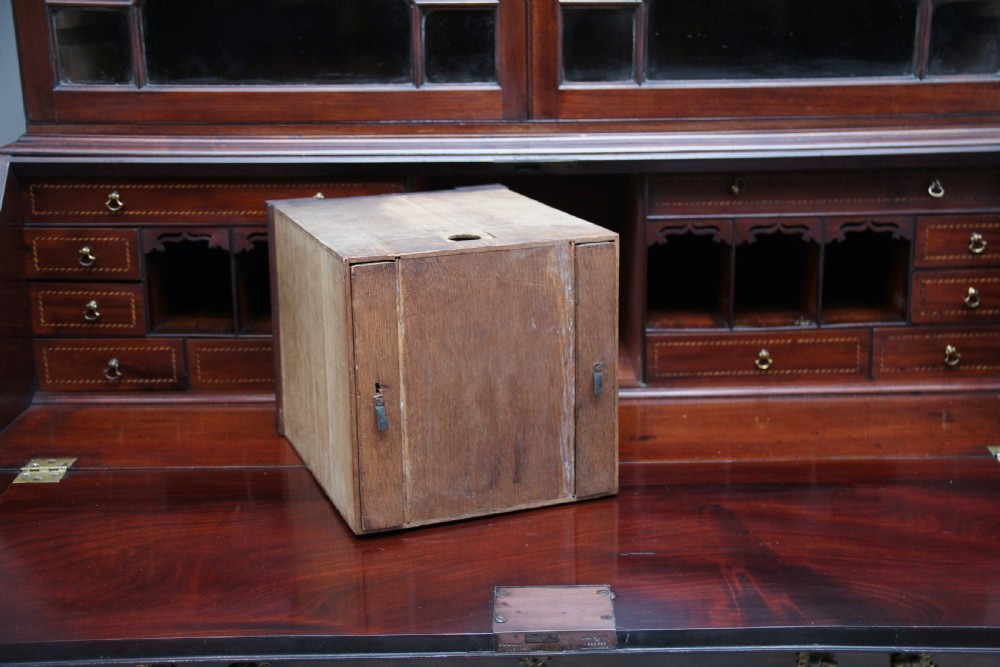 Superb quality 18th Century mahogany bureau bookcase View XI
