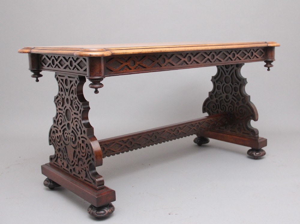 Superb quality 19th Century walnut library table