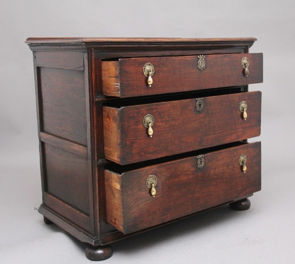 Early 18th Century oak chest View IV