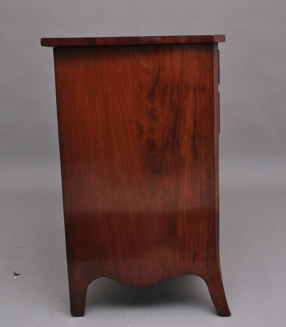 18th Century mahogany serpentine chest of drawers View VI