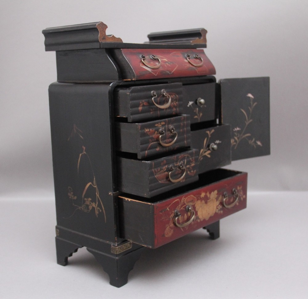19th Century Japanese lacquered table cabinet from the Meiji period View V