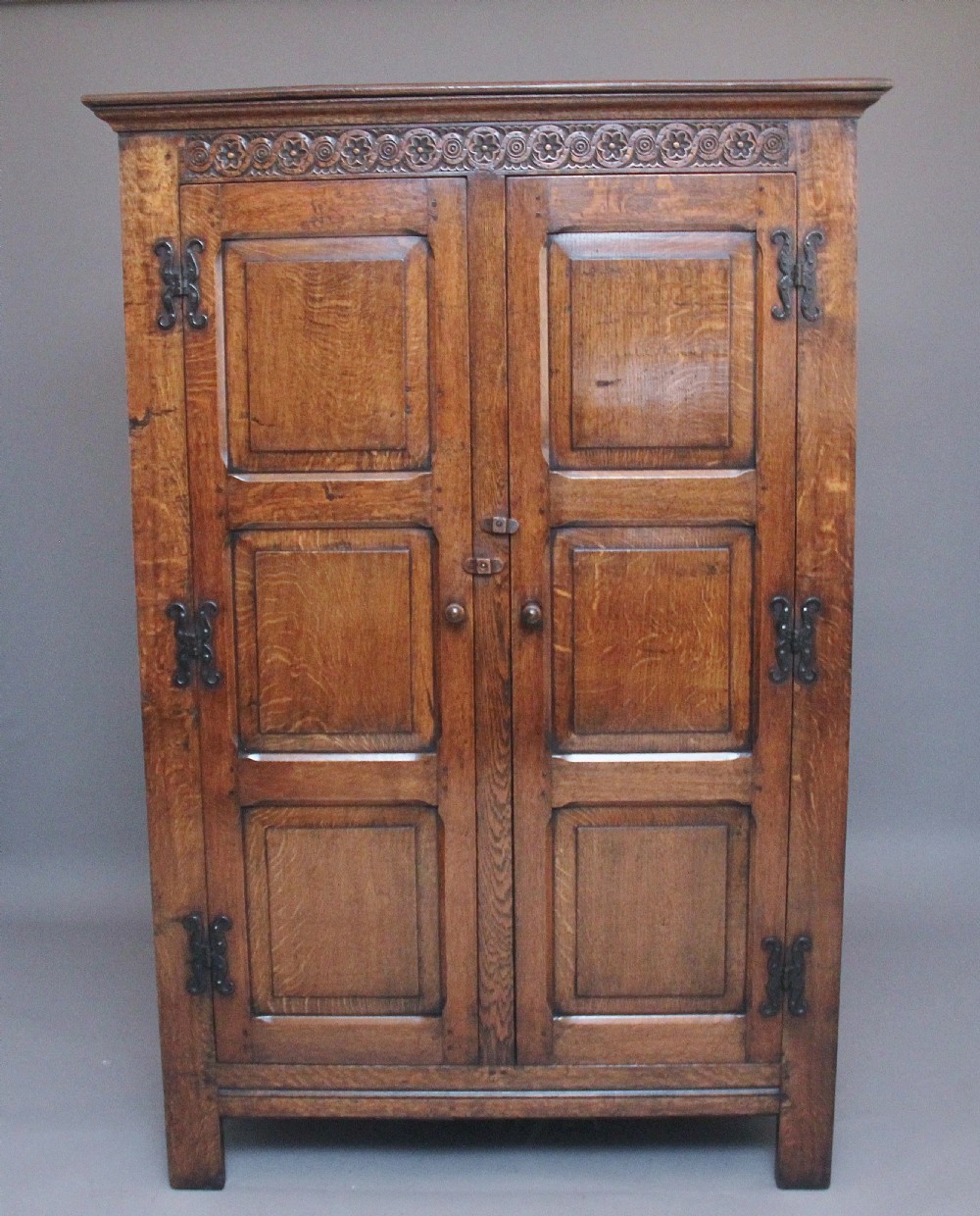 A lovely quality early 20th Century oak wardrobe