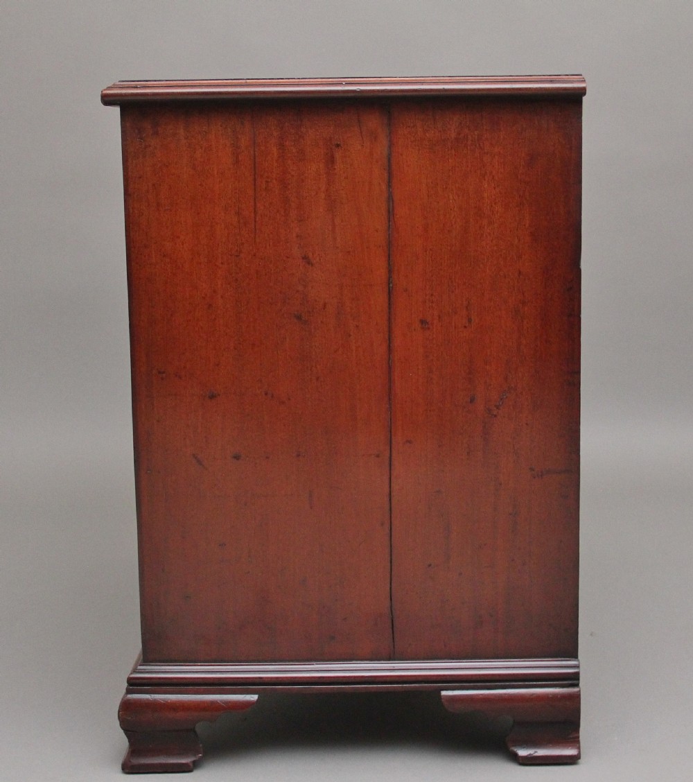 18th Century antique mahogany kneehole desk View XI