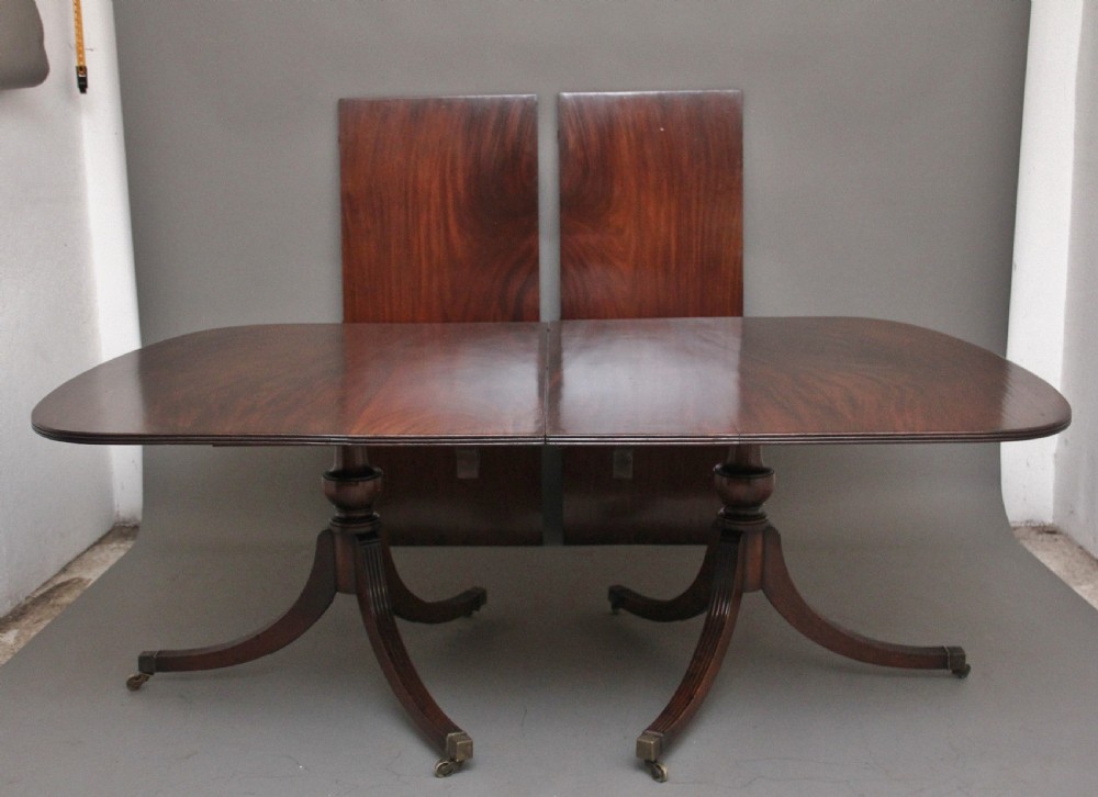 Wonderfully figured early 20th Century mahogany dining table
