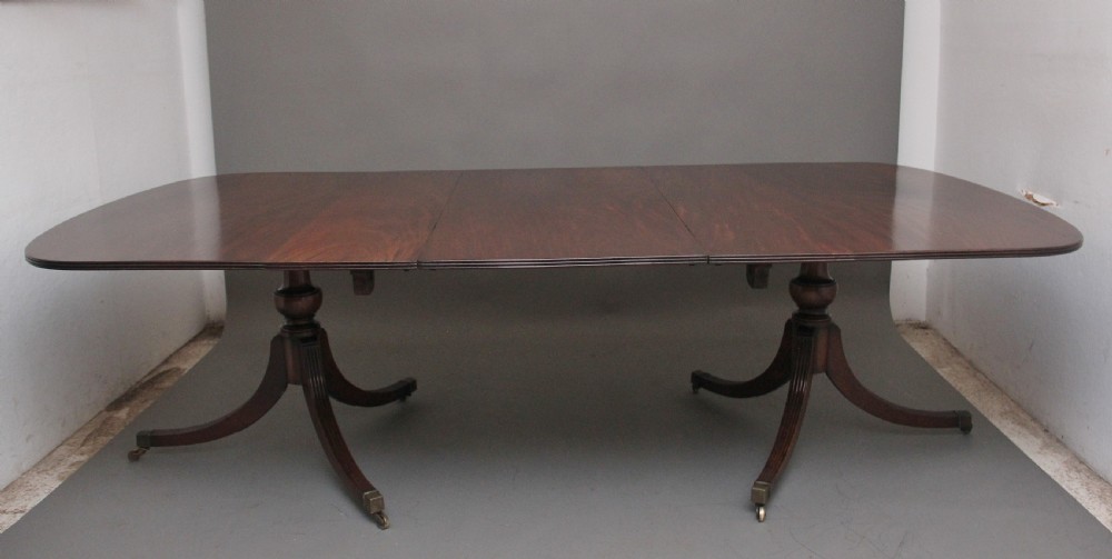 Wonderfully figured early 20th Century mahogany dining table View VII