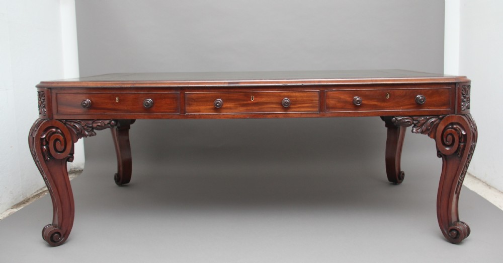 Superb quality large 19th Century mahogany desk