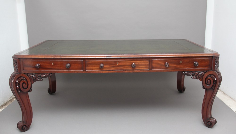 Superb quality large 19th Century mahogany desk View XVII