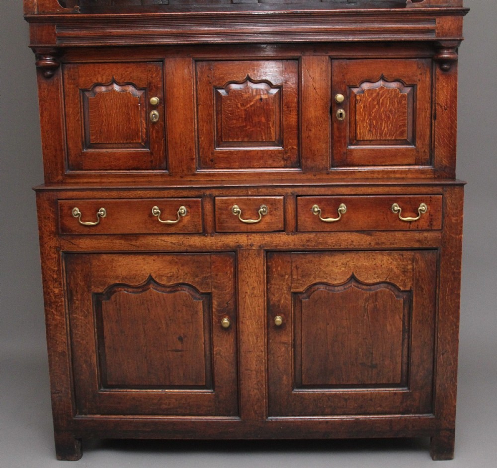 A fabulous quality 18th Century oak tridarn View X