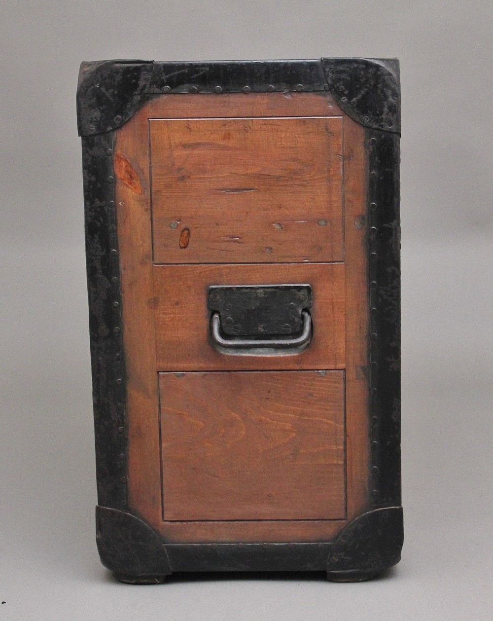 Early 20th Century Anglo-Indian camphor wood campaign chest View V