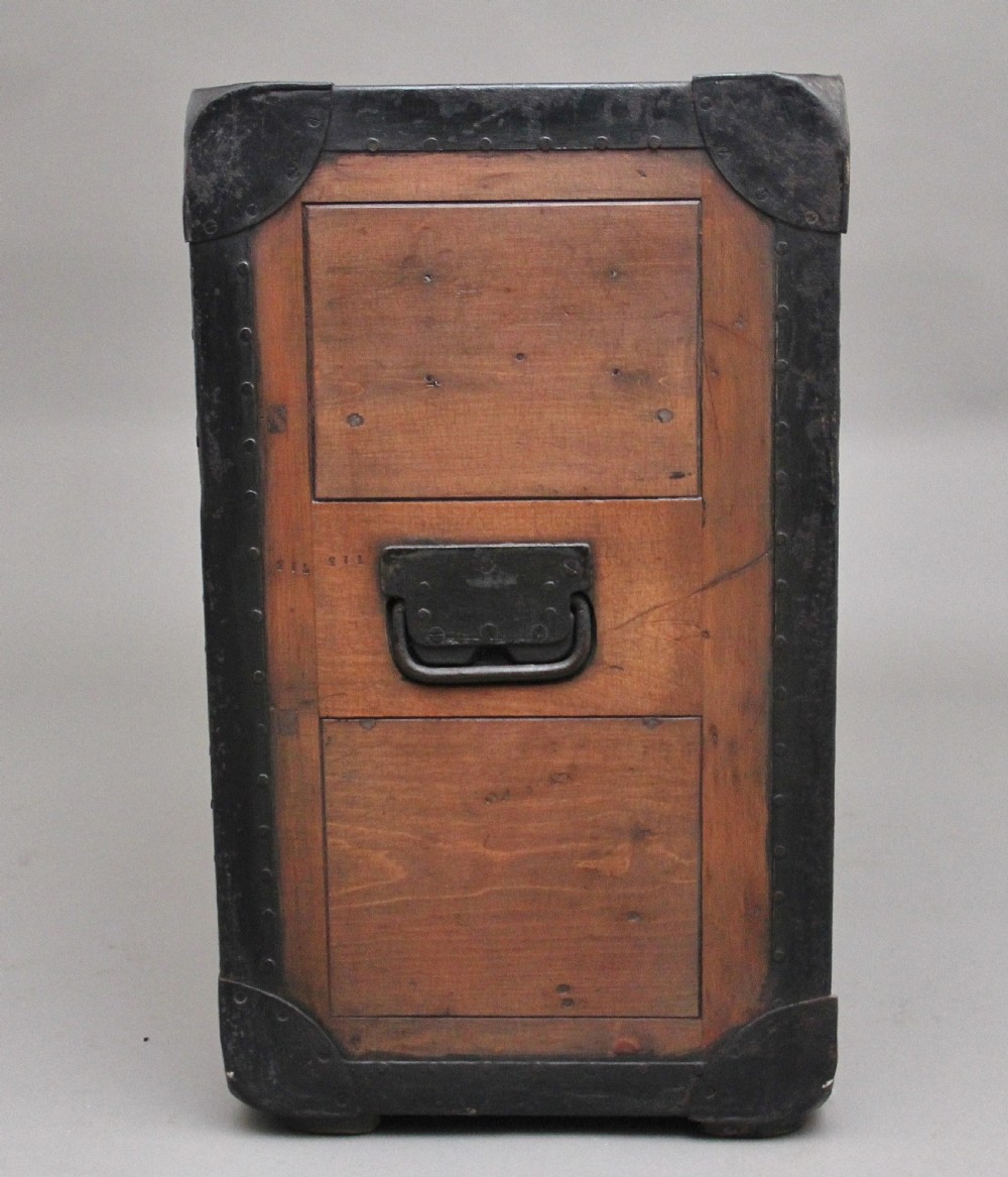 Early 20th Century Anglo-Indian camphor wood campaign chest View VII