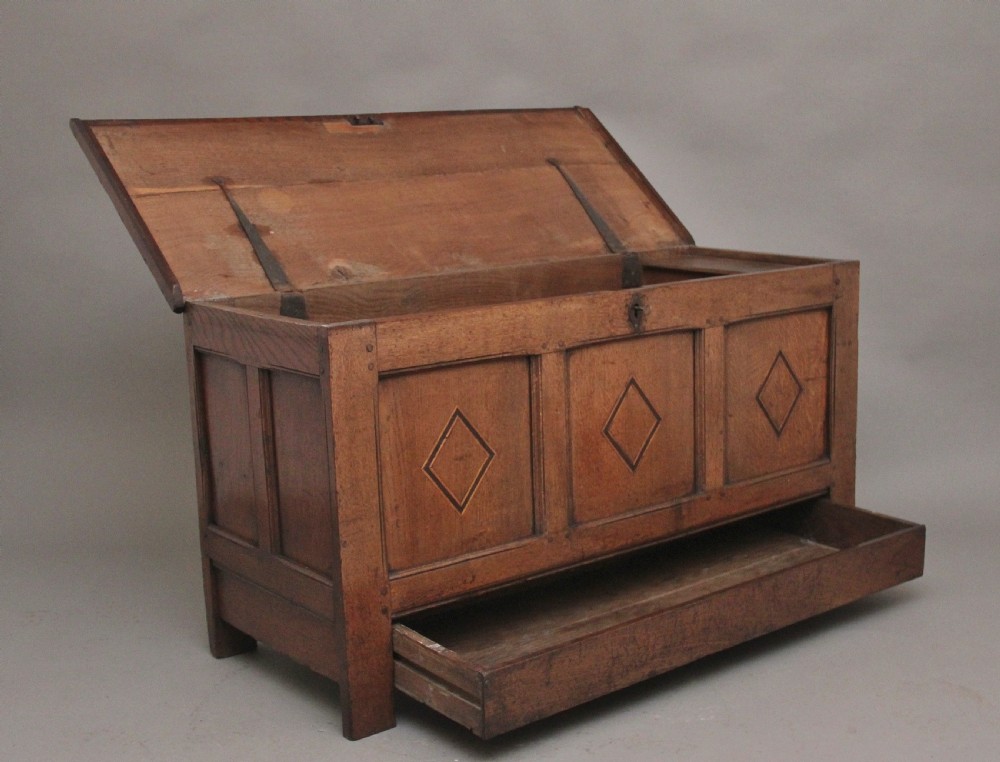 Early 18th Century oak coffer View IV