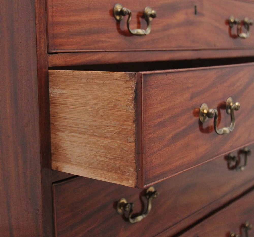 Superb quality 18th Century mahogany chest of drawers View VII