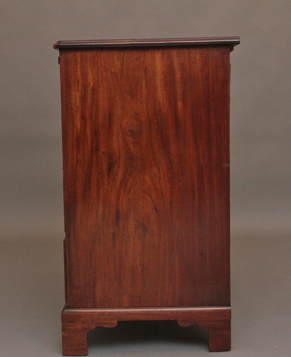 Superb quality 18th Century mahogany chest of drawers View VIII