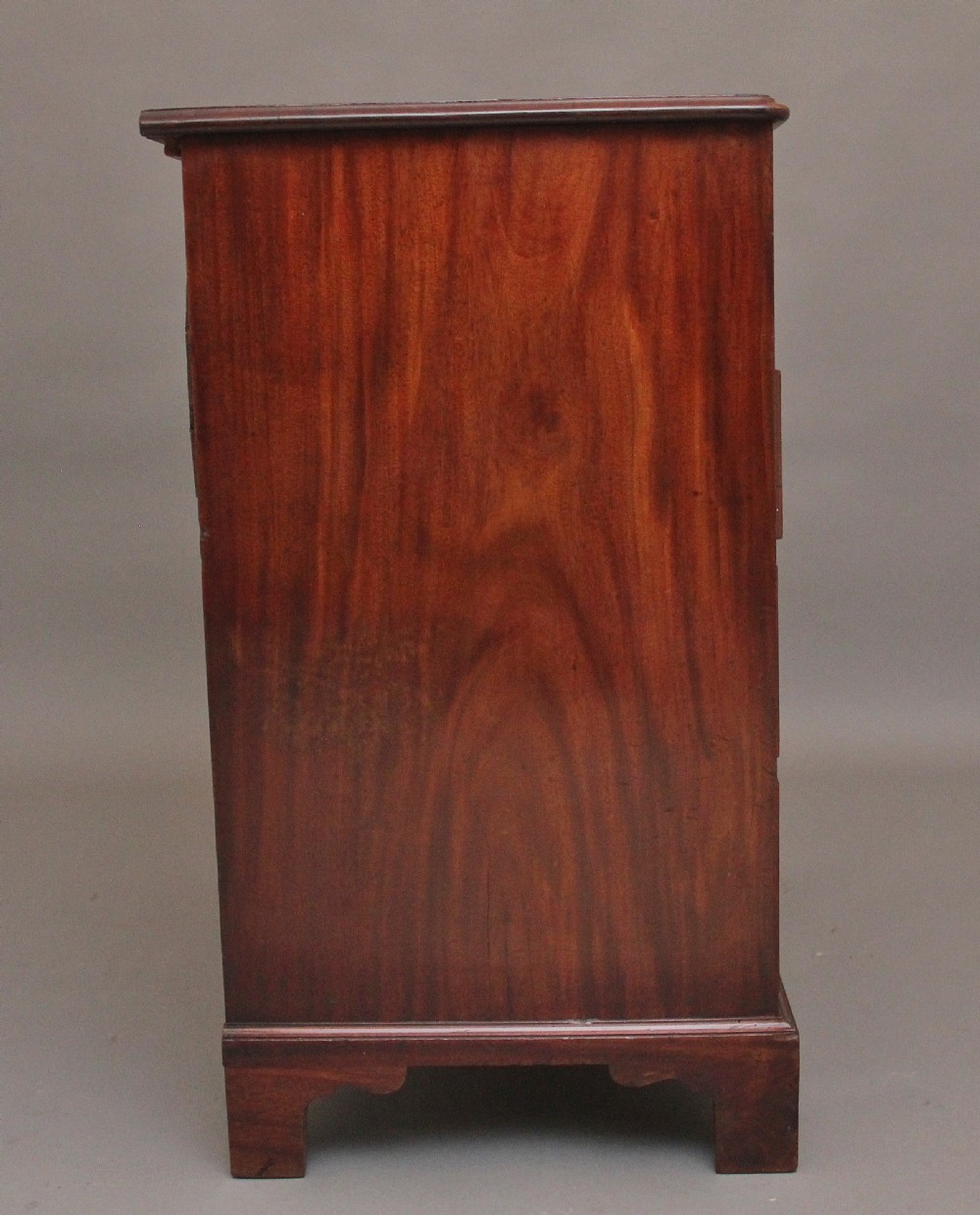 Superb quality 18th Century mahogany chest of drawers View X