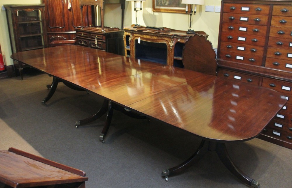 Early 19th Century three pedestal dining table View IV