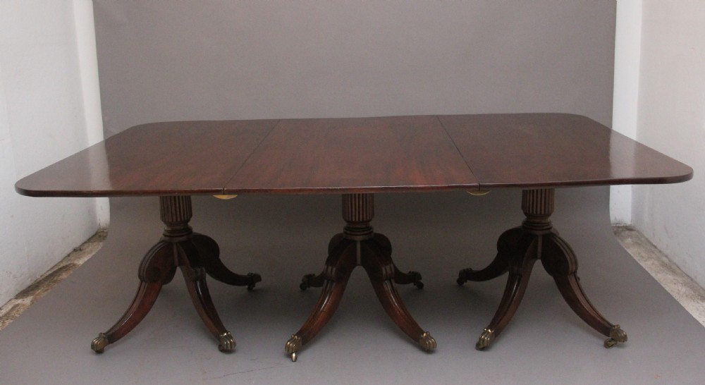 Early 19th Century mahogany three pedestal dining table