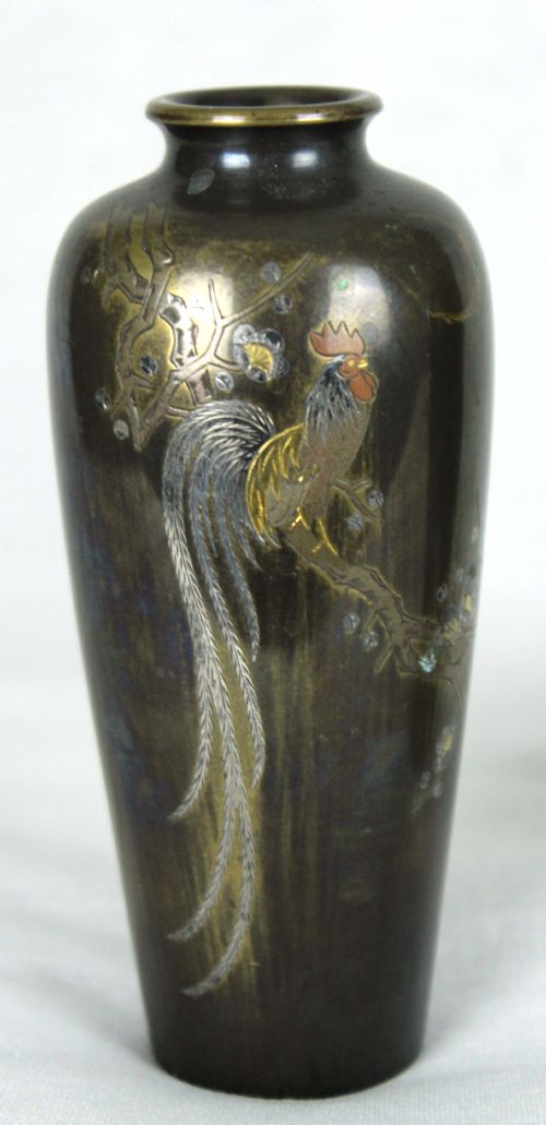 A DECORATIVE PAIR OF JAPANESE BRONZE COCKEREL VASES - ADDITIONAL PHOTO 2
