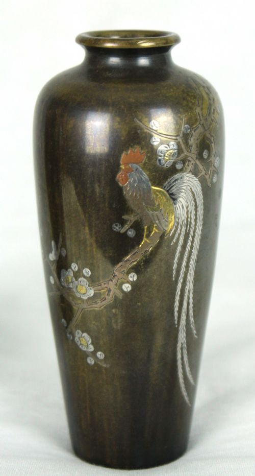 A DECORATIVE PAIR OF JAPANESE BRONZE COCKEREL VASES - ADDITIONAL PHOTO 3
