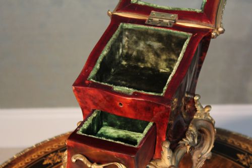 A LATE 19TH CENTURY ROCOCO BIJOUTERIE CABINET - ADDITIONAL PHOTO 3