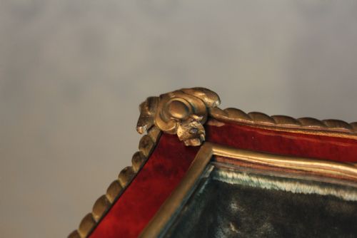 A LATE 19TH CENTURY ROCOCO BIJOUTERIE CABINET - ADDITIONAL PHOTO 4
