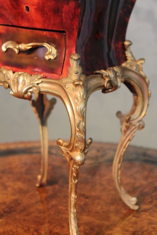 A LATE 19TH CENTURY ROCOCO BIJOUTERIE CABINET - ADDITIONAL PHOTO 5