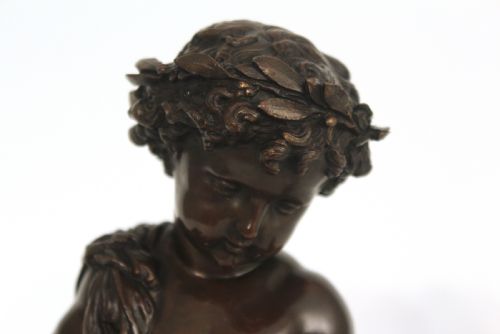 A FINE LATE 19TH CENTURY FRENCH BRONZE CHERUB LEANING ON COLUMN - ADDITIONAL PHOTO 1