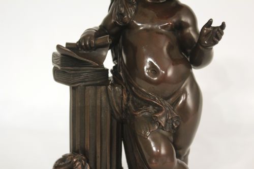A FINE LATE 19TH CENTURY FRENCH BRONZE CHERUB LEANING ON COLUMN - ADDITIONAL PHOTO 3